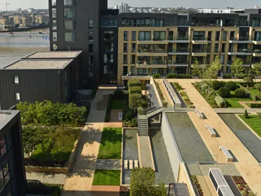 Fulham Riverside glänzt an der Themse mit dem großen Trumpf des prestigevollen Hofgartens