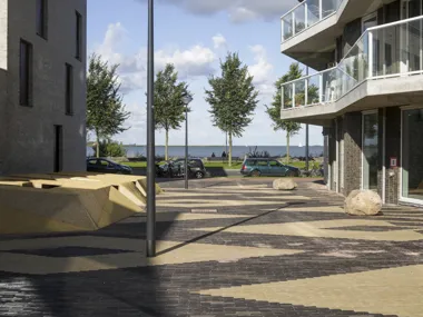 Kontrastreiches Muster von SeptimA Tonpflasterklinkern bringt Farbe auf den Nachbarschaftsplatz Kieke-Boe in Amsterdam